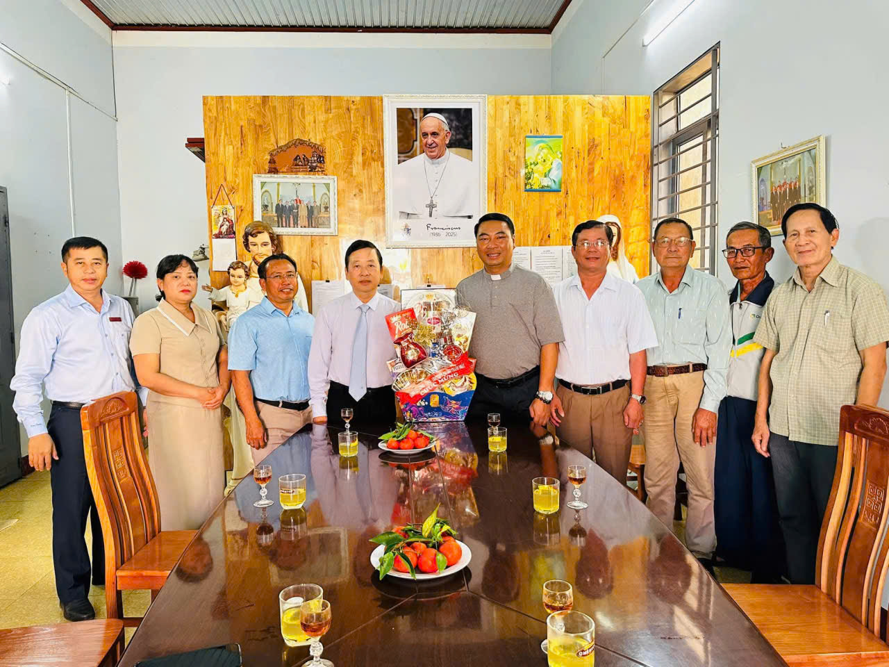 Đảng uỷ- HĐND - UBND - UBMTTQVN phường Thành Nhất thành lập 02 đoàn công tác đi thăm tặng quà chúc mừng Giáng sinh năm 2025 các cơ sở tôn giáo trên địa bàn phường